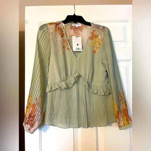 DR2 Medium Sage Green Floral Pleated Blouse Boho Feminine NWT Ruffle V Neck